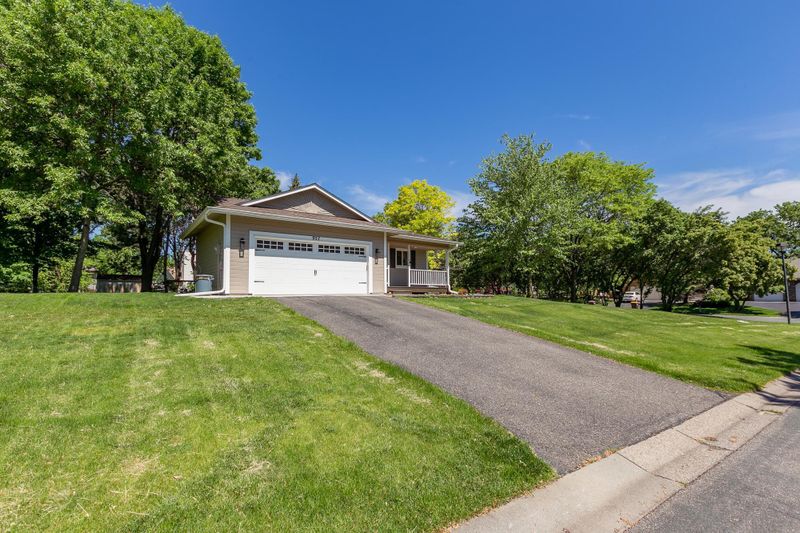 957 Greensboro Ln, Eagan, MN 55123