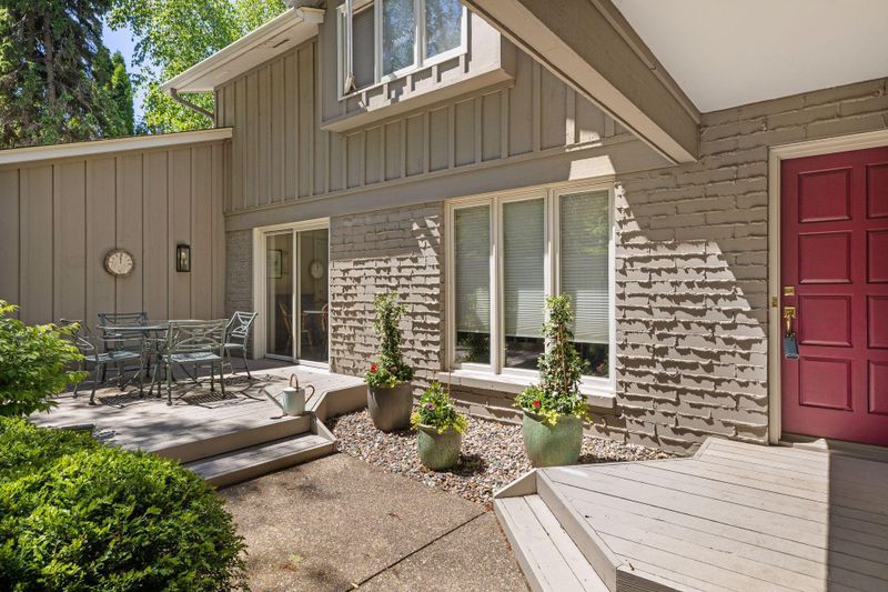 1027 London Rd, Mendota Heights, MN 55118