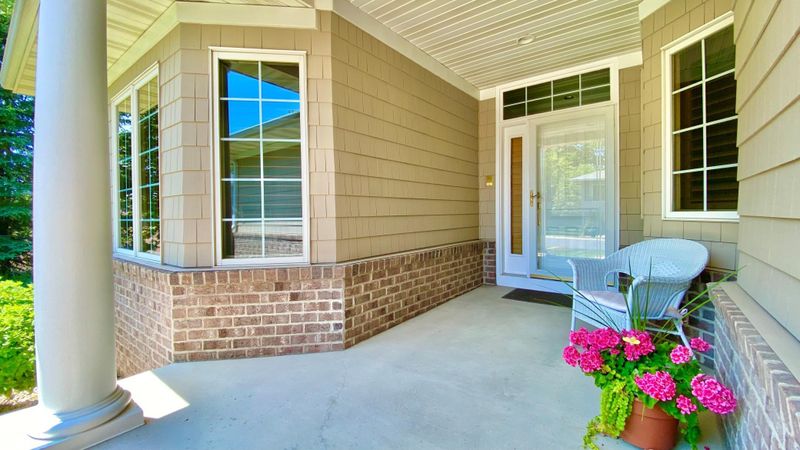 9044 Sutton Dr, Eden Prairie, MN 55347
