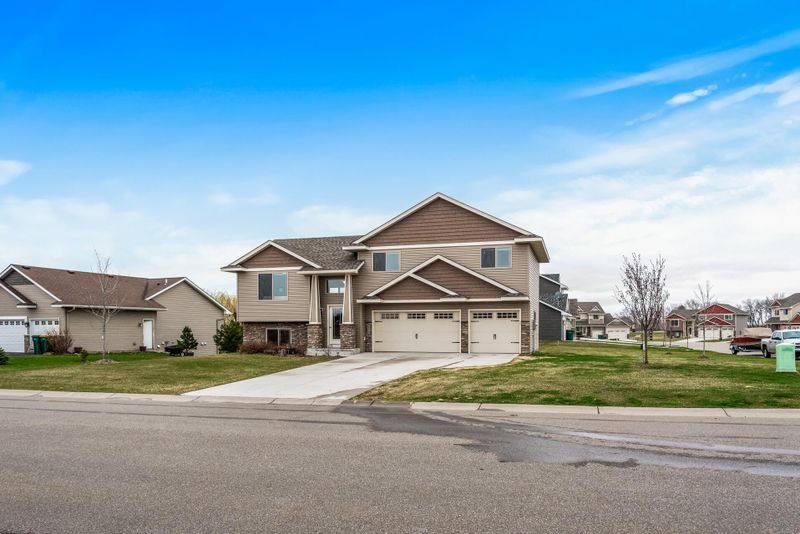 1727 Hidden Trl, Mayer, MN 55360