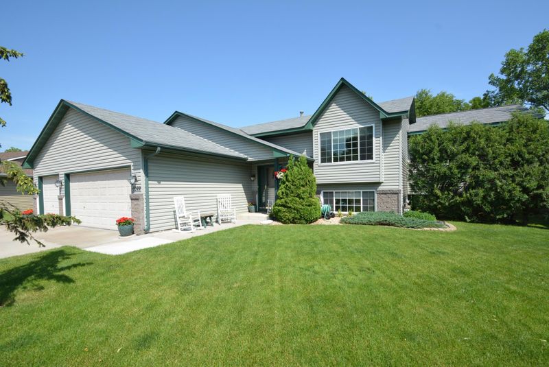 7322 31st St N, Oakdale, MN 55128