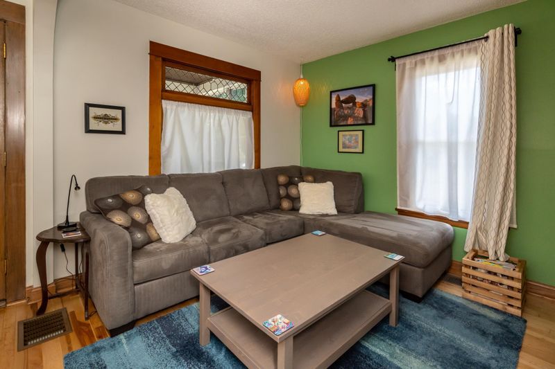 905 Rogers St, Saint Paul, MN 55102