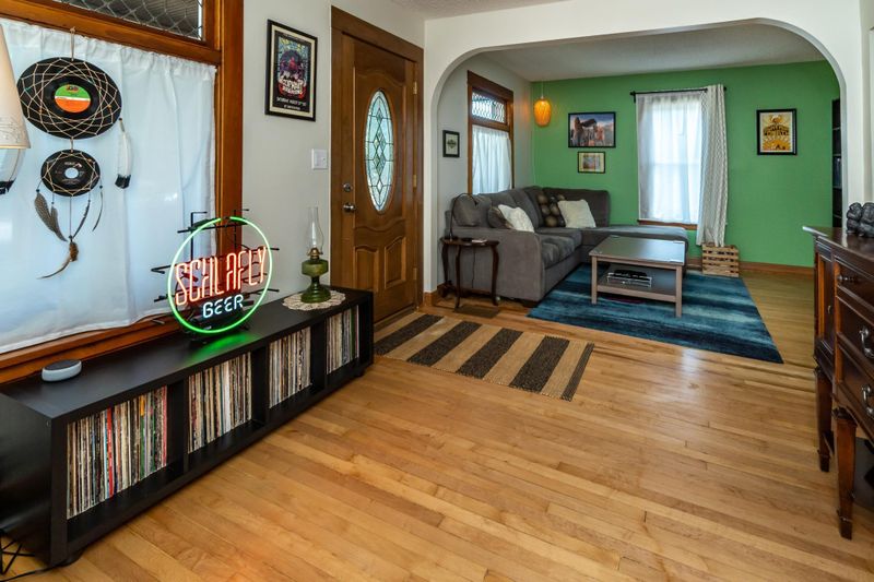 905 Rogers St, Saint Paul, MN 55102