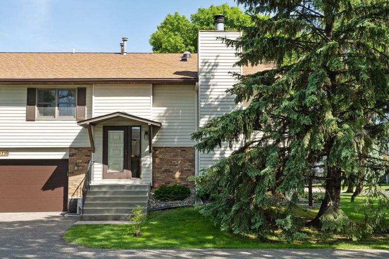 3739 Goodwin Ave N, Oakdale, MN 55128