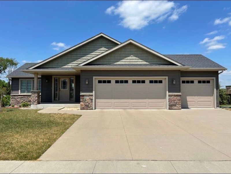 3993 Stone Point Dr NE, Rochester, MN 55906