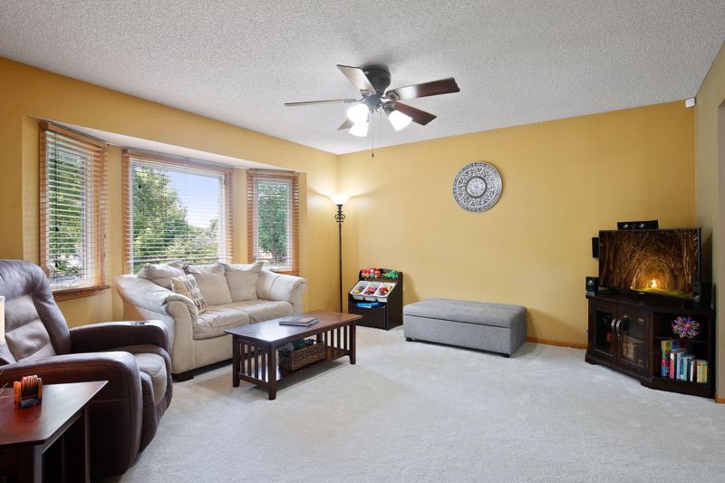 8902 Zinnia Ln N, Maple Grove, MN 55369