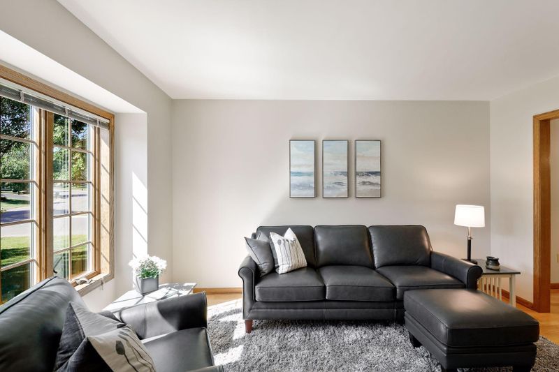 15787 Highview Dr, Apple Valley, MN 55124