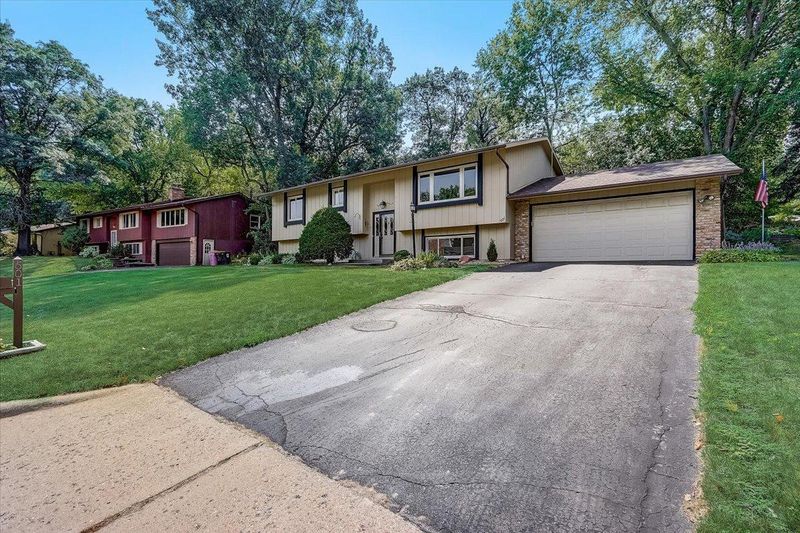601 Chateau Cir, Burnsville, MN 55337