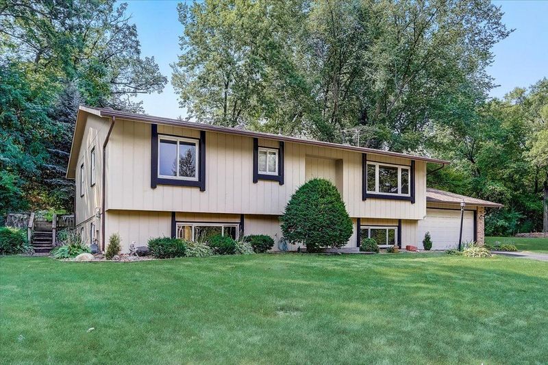 601 Chateau Cir, Burnsville, MN 55337
