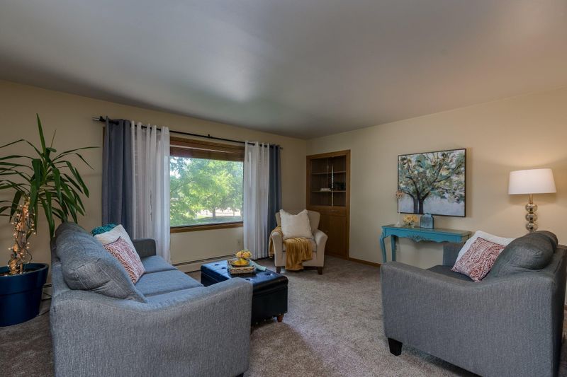 631 W Traverse Rd, Saint Peter, MN 56082