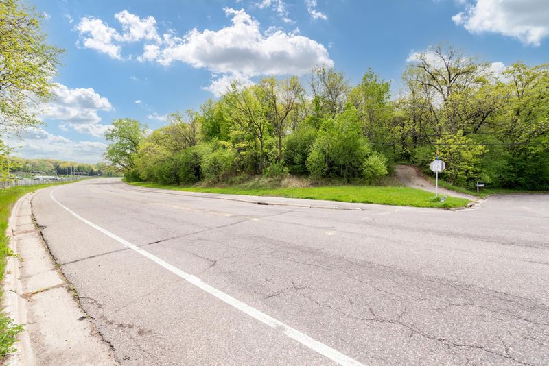1511 Oakways St, Wayzata, MN 55391