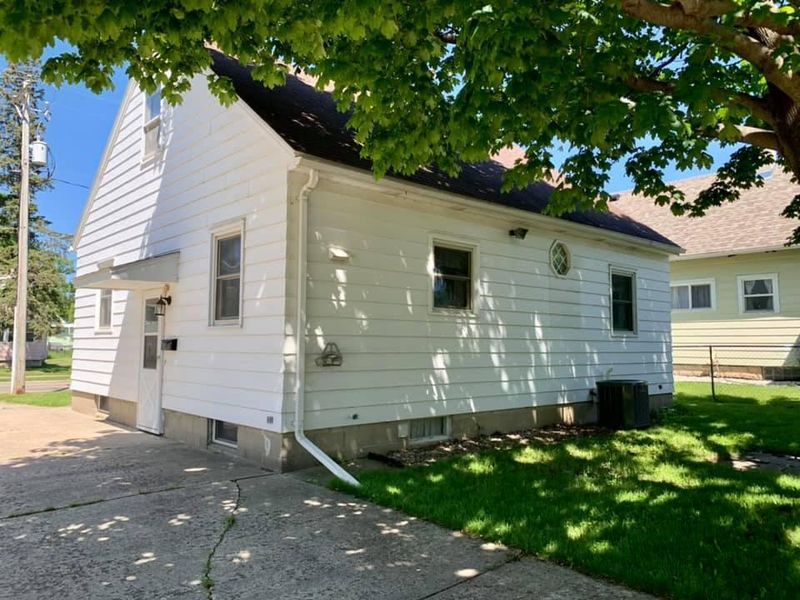 708 12th St NE, Austin, MN 55912
