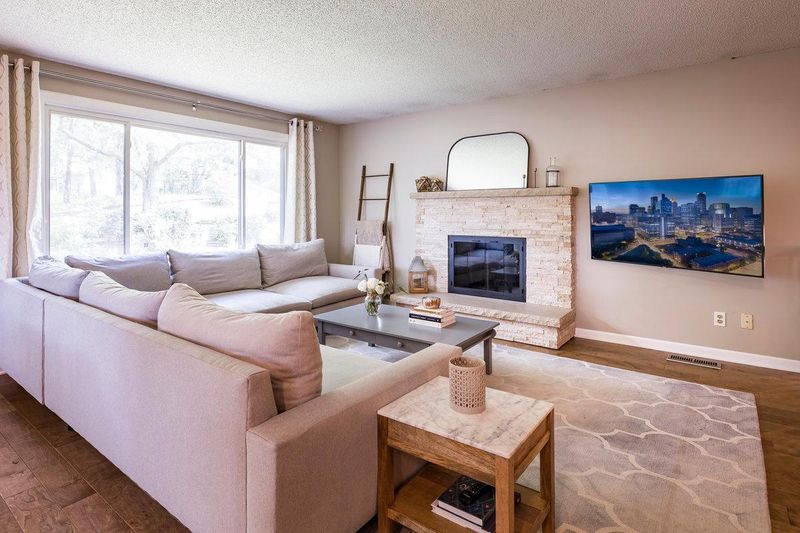 9950 Buckingham Dr, Eden Prairie, MN 55347