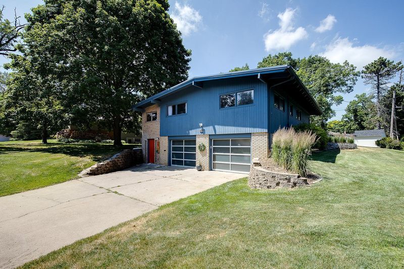 1415 Trollhagen Dr, Fridley, MN 55421