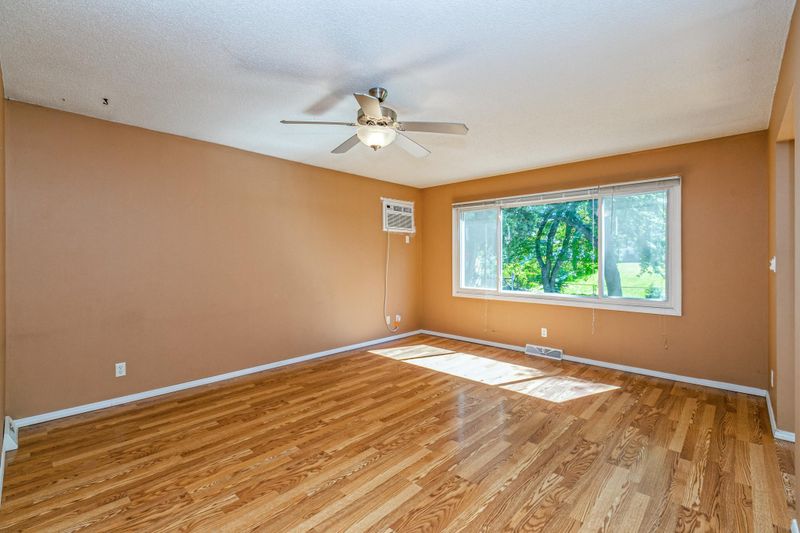 1402 Winchell St, Saint Paul, MN 55106
