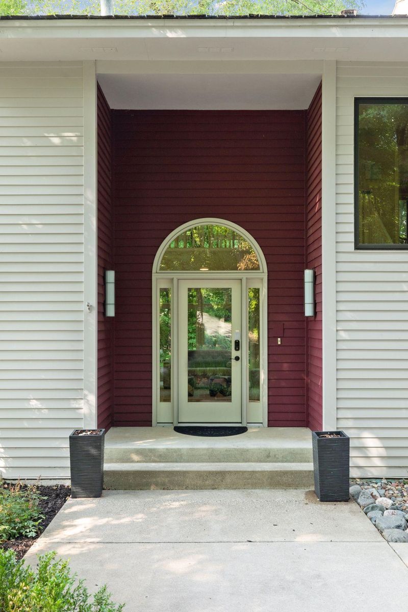 2 Overhill Dr, North Oaks, MN 55127