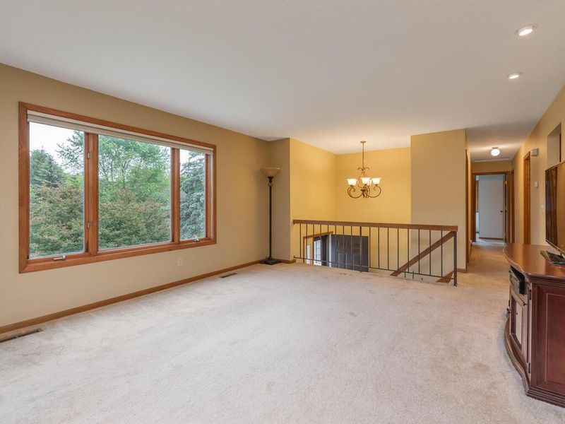 7485 Debbie Ln, Eden Prairie, MN 55346