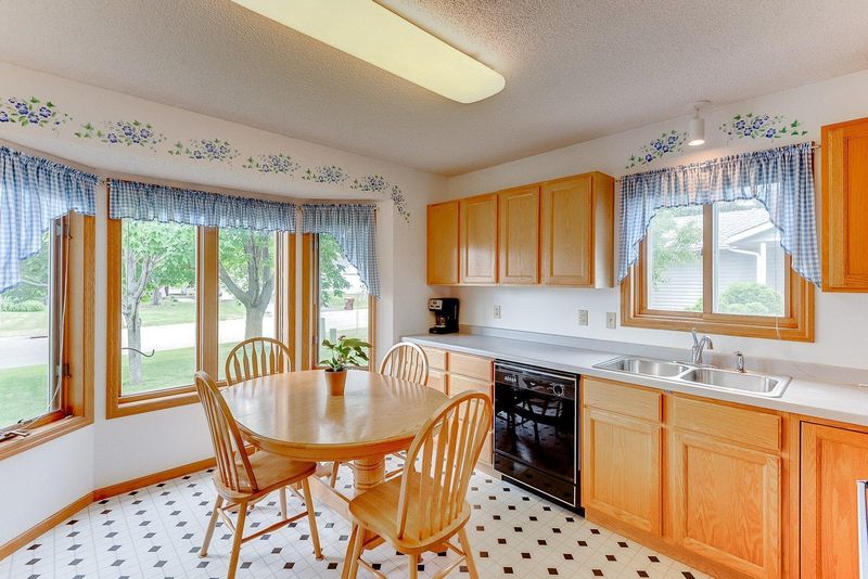 4438 Helena Rd N, Oakdale, MN 55128