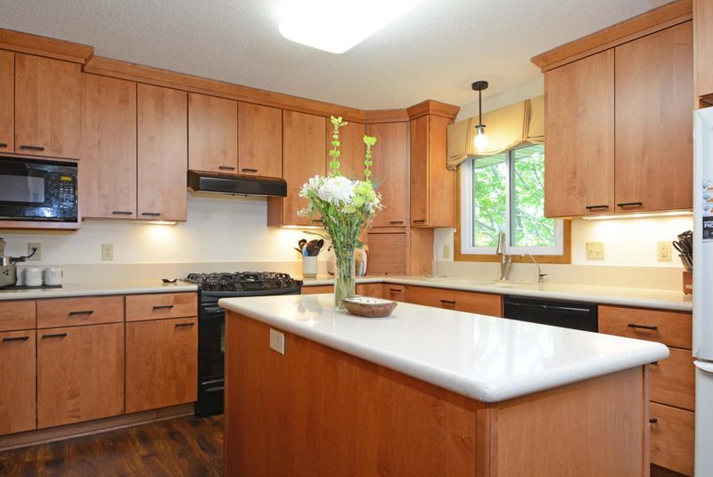 2709 Dana Dr, Burnsville, MN 55337