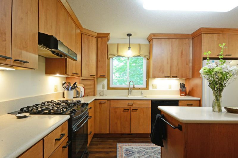 2709 Dana Dr, Burnsville, MN 55337