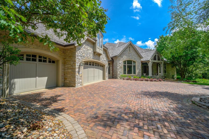 4 Blue Flag Ct, North Oaks, MN 55127