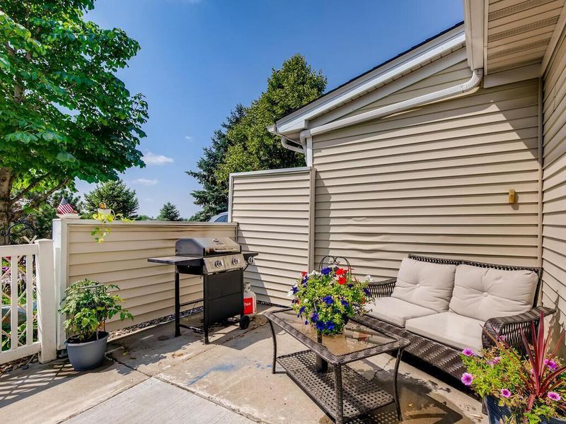 422 Hickory Ln, Oakdale, MN 55128