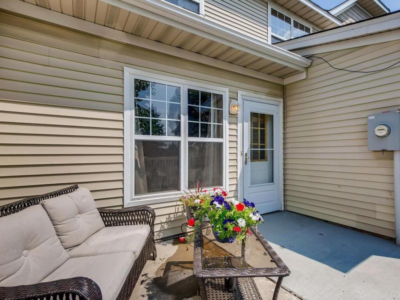 422 Hickory Ln, Oakdale, MN 55128