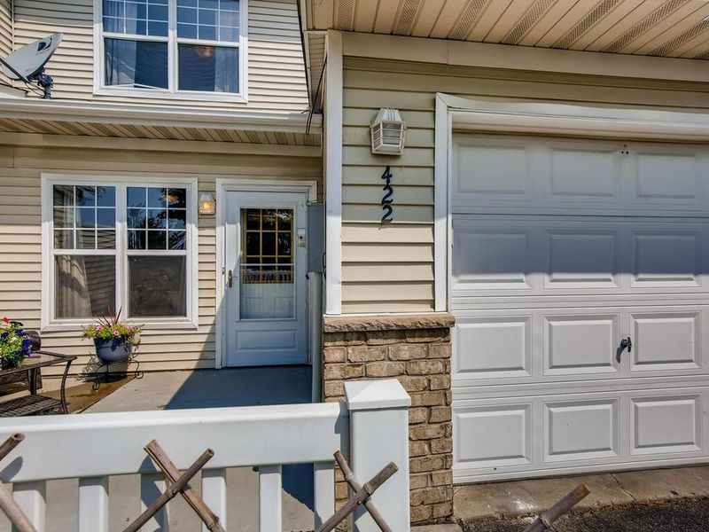 422 Hickory Ln, Oakdale, MN 55128