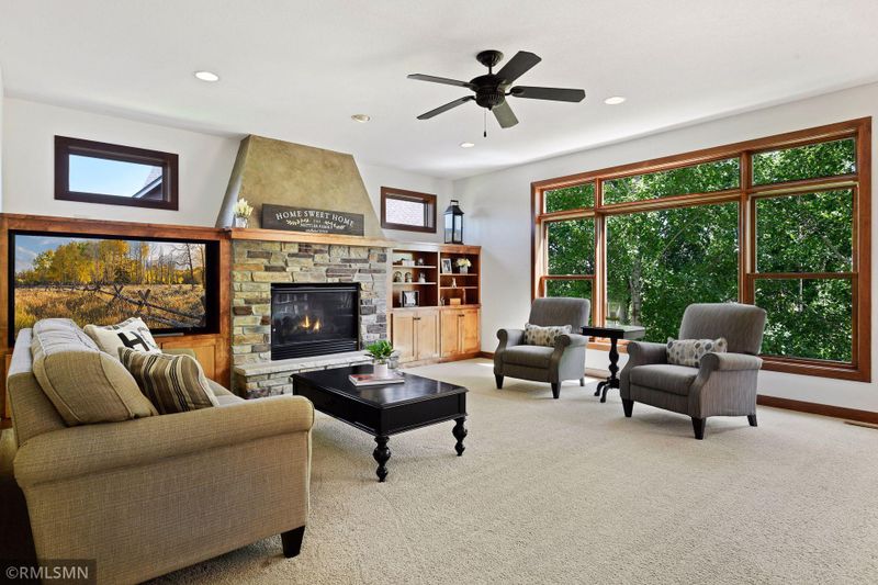 2565 Arrowhead Ln, Chanhassen, MN 55317