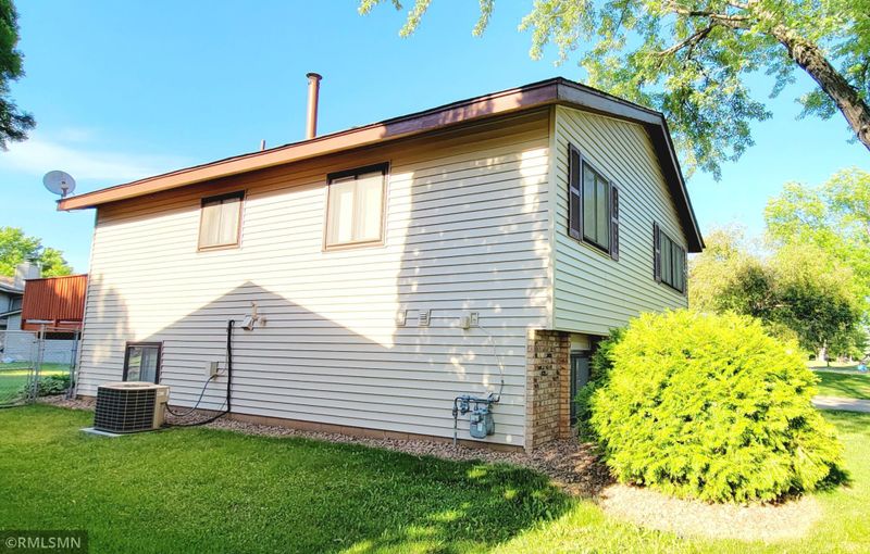 7908 81st Ave N, Brooklyn Park, MN 55445