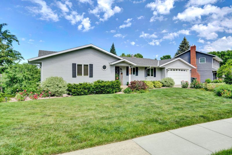 4648 Heritage Hills Dr, Bloomington, MN 55437