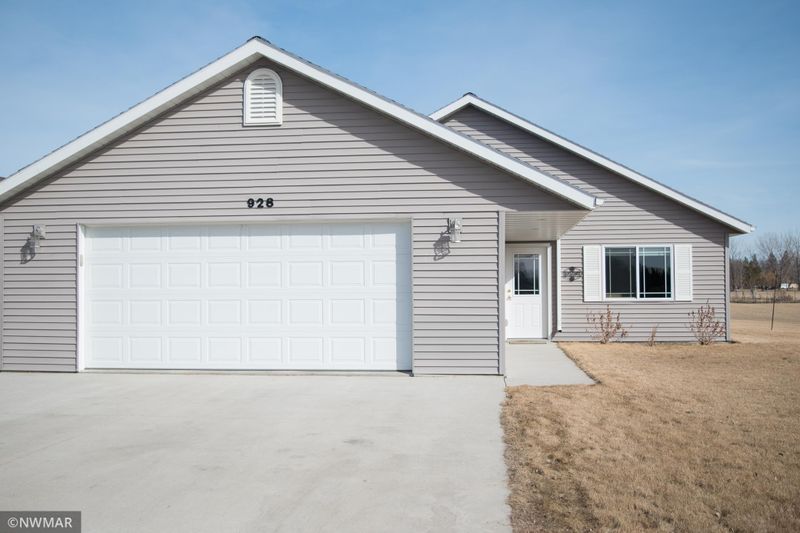 928 Alice Dr, Thief River Falls, MN 56701