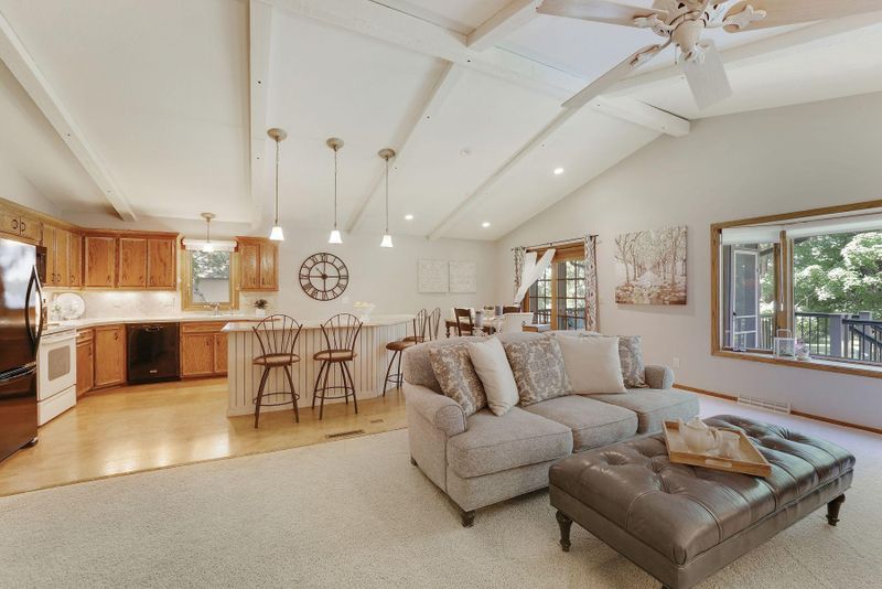 10541 Lake Fall Dr, Eden Prairie, MN 55347