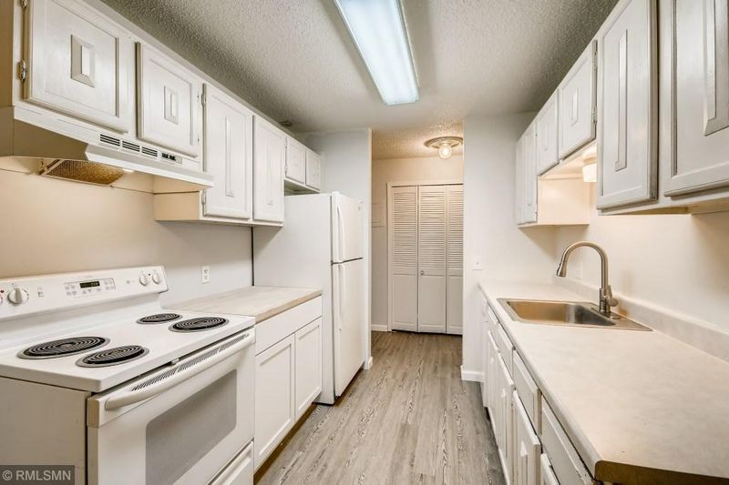 4009 Heritage Hills Dr #301, Bloomington, MN 55437
