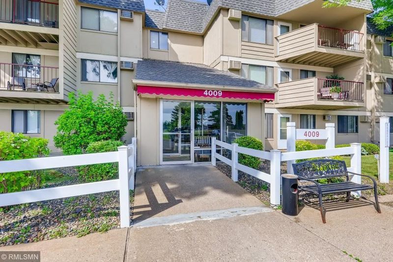 4009 Heritage Hills Dr #301, Bloomington, MN 55437