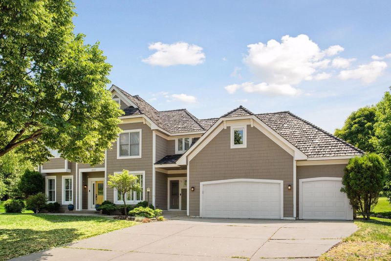 10412 Shelter Grv, Eden Prairie, MN 55347