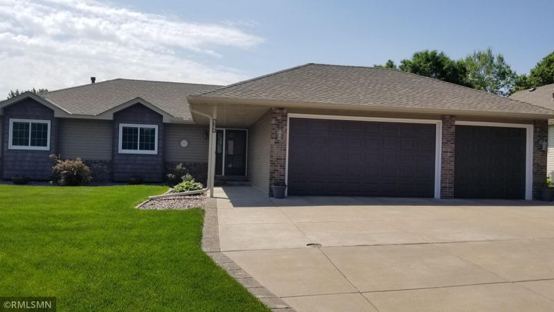 7873 28th St N, Oakdale, MN 55128