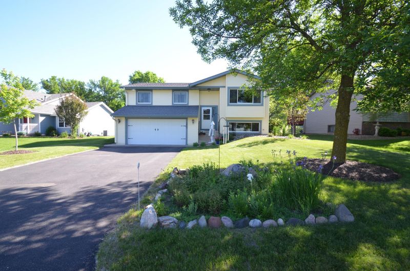 1663 Helena Rd N, Oakdale, MN 55128