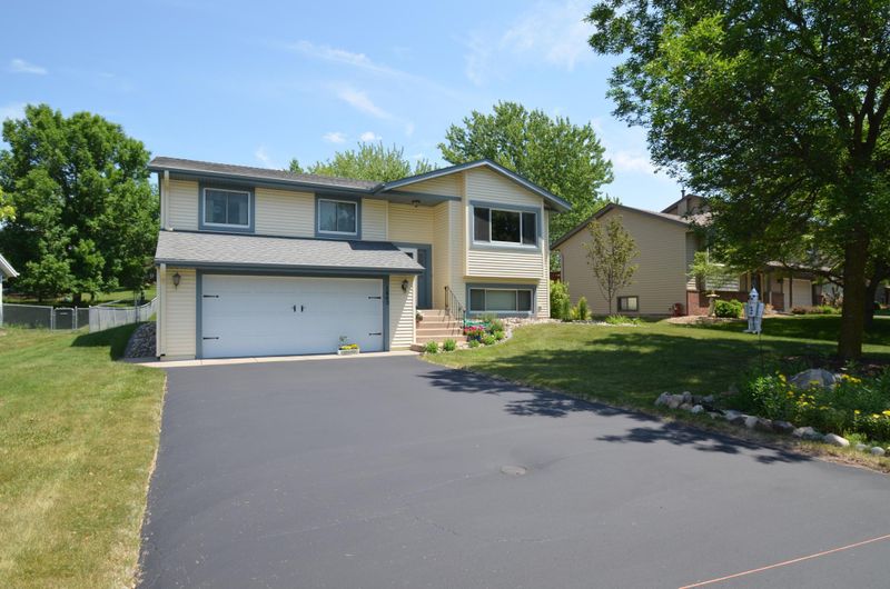 1663 Helena Rd N, Oakdale, MN 55128