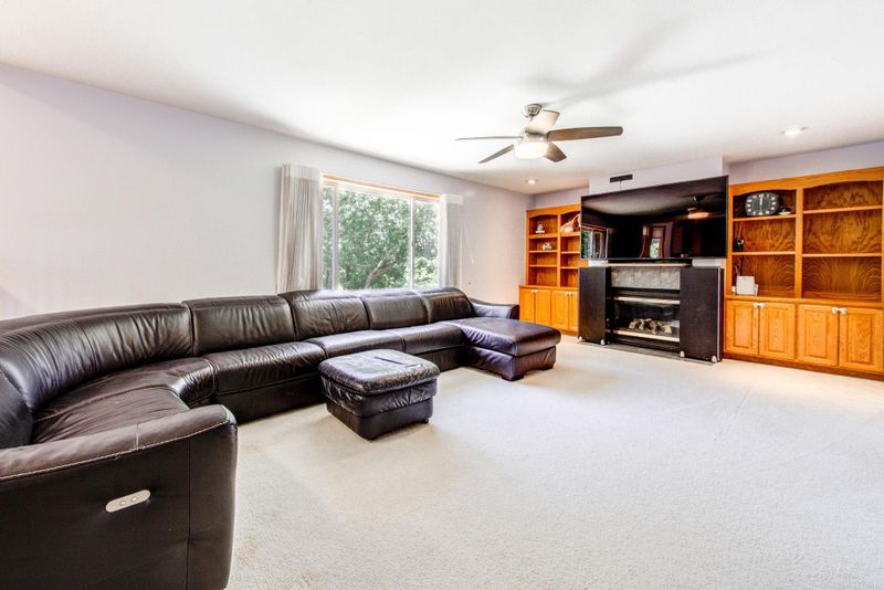 7180 Whitehall Rd, Shakopee, MN 55379