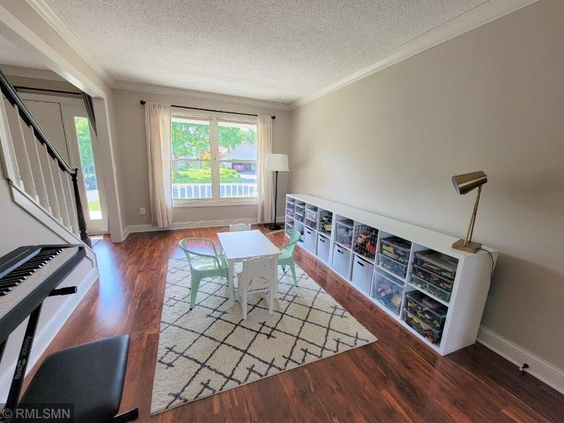 1923 Waterford Cir, Chaska, MN 55318