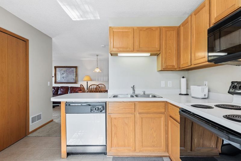 689 Mariner Way, Woodbury, MN 55129