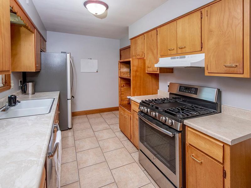2218 Mapleview Ave, Maplewood, MN 55109