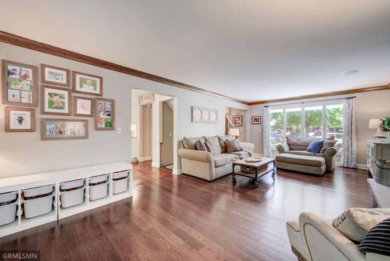 8147 Pennsylvania Cir, Bloomington, MN 55438