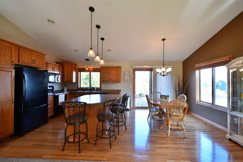 411 Prairie View Dr NE, Pine Island, MN 55963