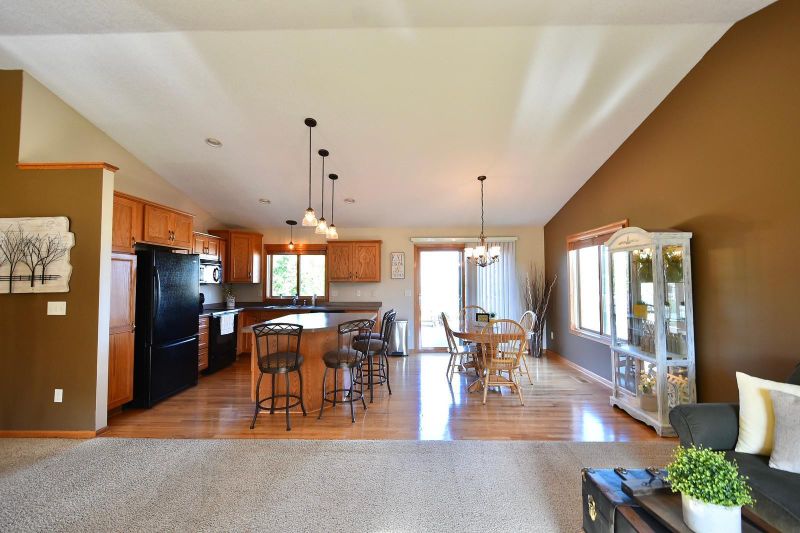 411 Prairie View Dr NE, Pine Island, MN 55963
