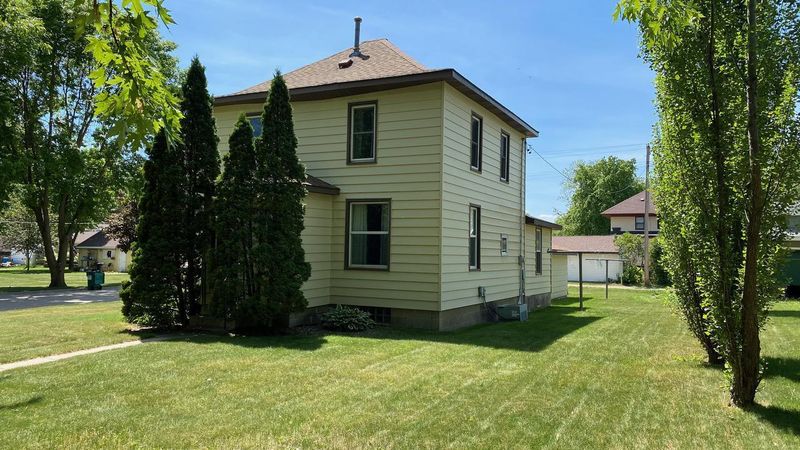 301 Drury Ave, Lowry, MN 56349