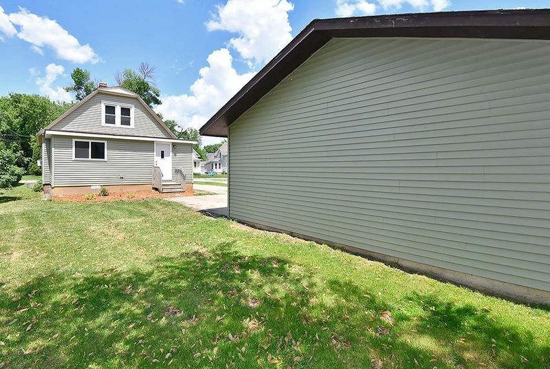 1045 6th St NW, Faribault, MN 55021