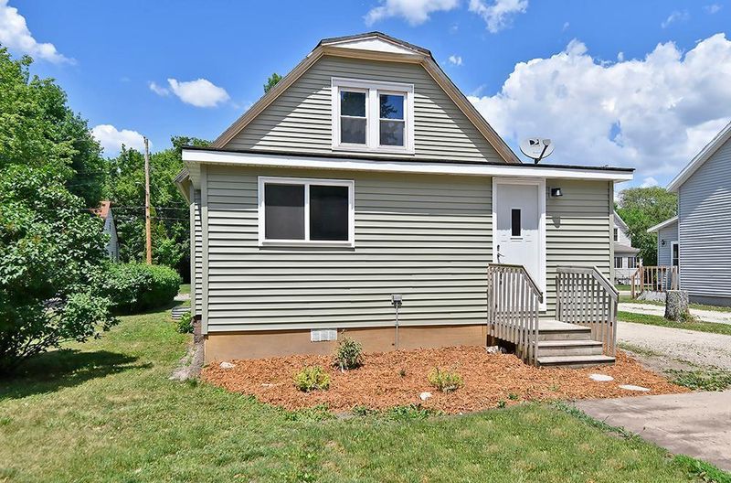 1045 6th St NW, Faribault, MN 55021