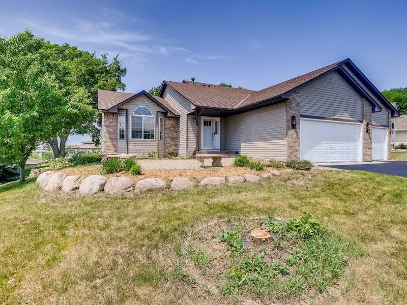 958 Sunny Ridge Dr, Carver, MN 55315